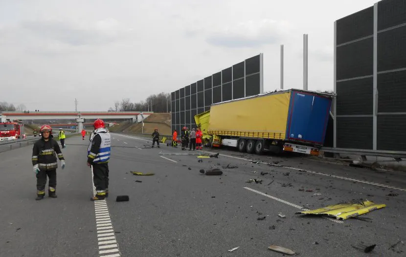 7653324-wypadek-na-autostradzie-a1.jpg
