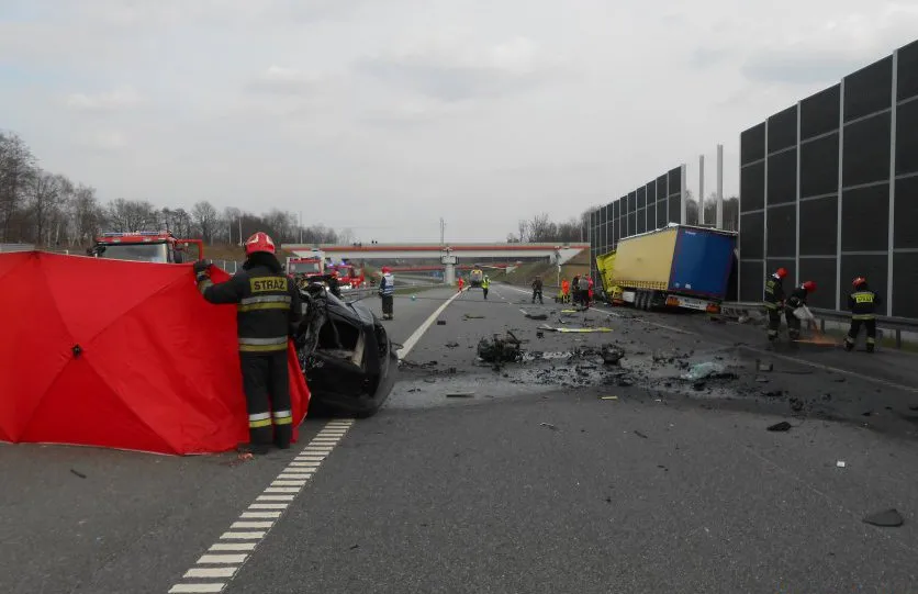 7653351-wypadek-na-autostradzie-a1.jpg