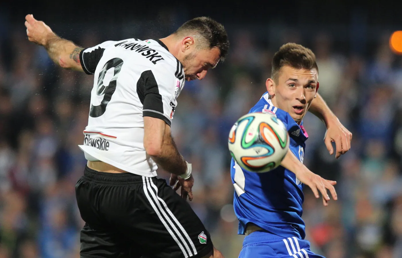 Michał Helik (P) z miejscowego Ruchu i Marek Saganowski (L) z Legii Warszawa podczas meczu T-Mobile Ekstraklasy w Chorzowie