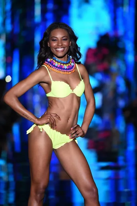 7709885-calzedonia-summer-show-2015.jpg