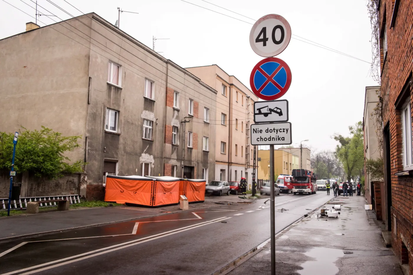 Skokochrony przed kamienicą w Bydgoszczy, w której zabarykadował się mężczyzna z dzieckiem