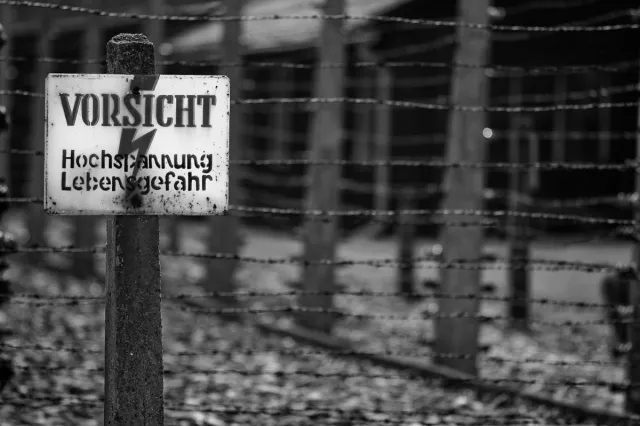 "Akcja ma charakter symboliczny". Billboard z napisem "Death Camps Were Nazi German" dotarł do Brukseli