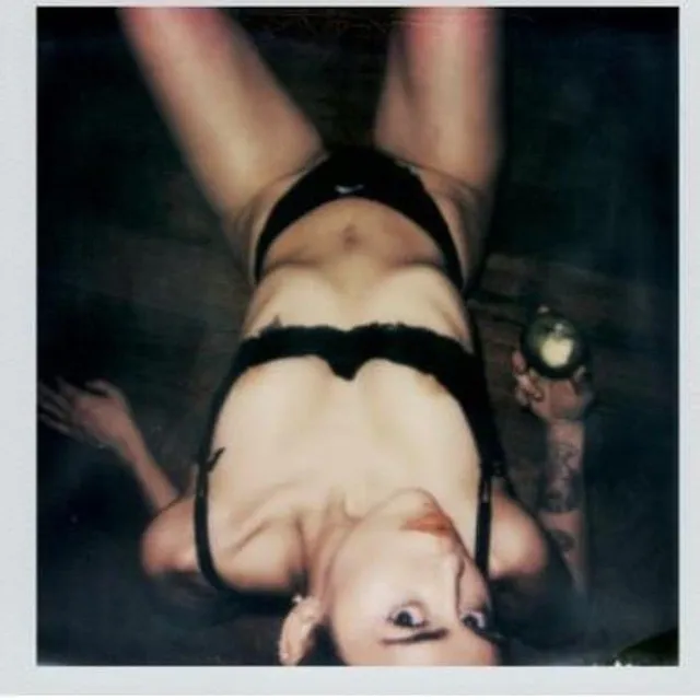 7306993-miley-cyrus-naga-na-zdjeciach.jpg
