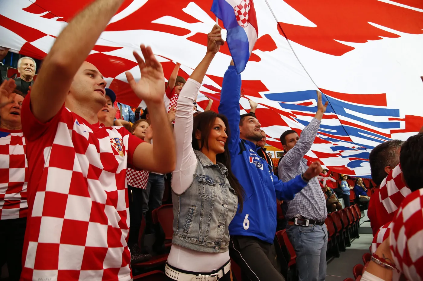 7310787-kibice-na-mundialu-w-katarze.jpg