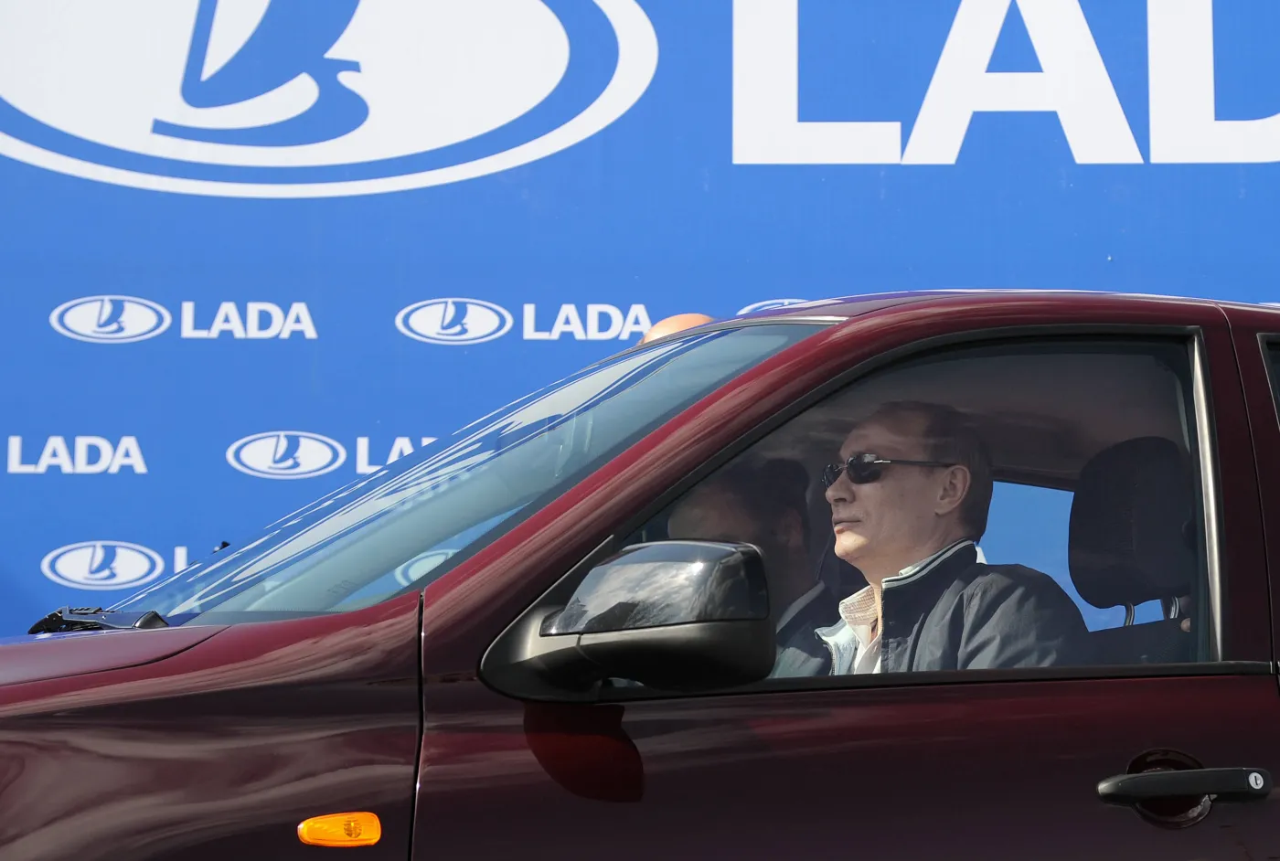 7323590-wladymir-putin-testuje-lade.jpg