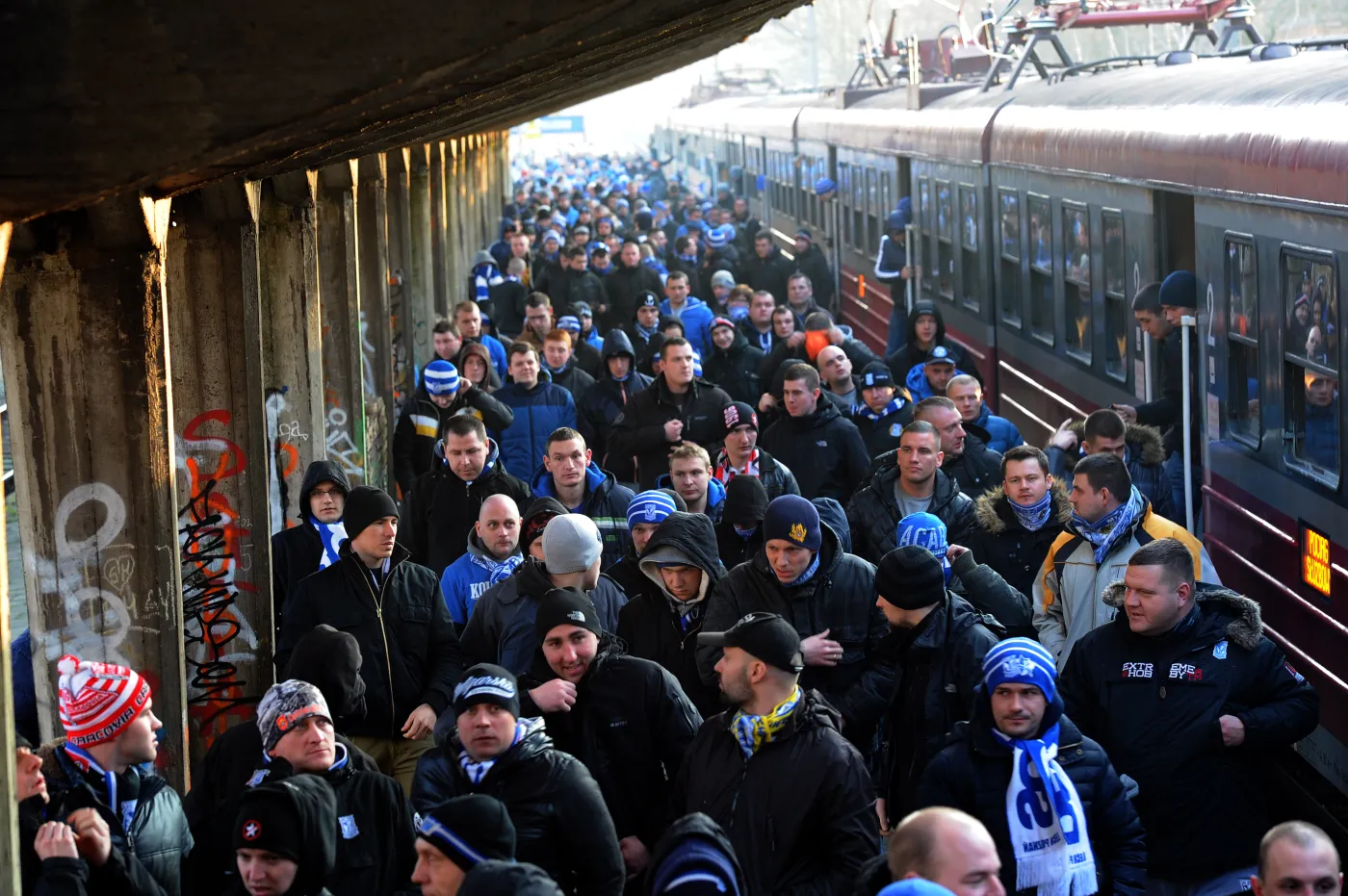 7428404-kibice-lecha-poznan-na-dworcu.jpg