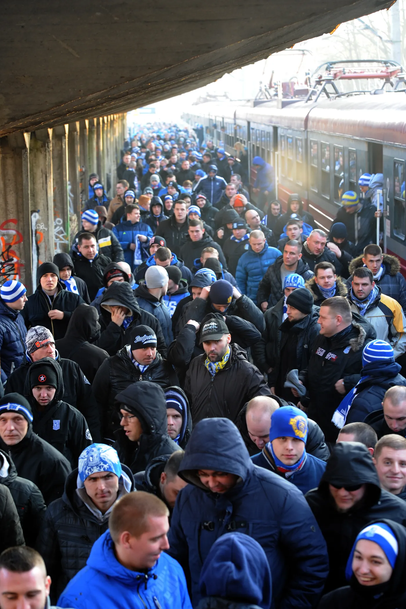 7428433-kibice-lecha-poznan-na-dworcu.jpg