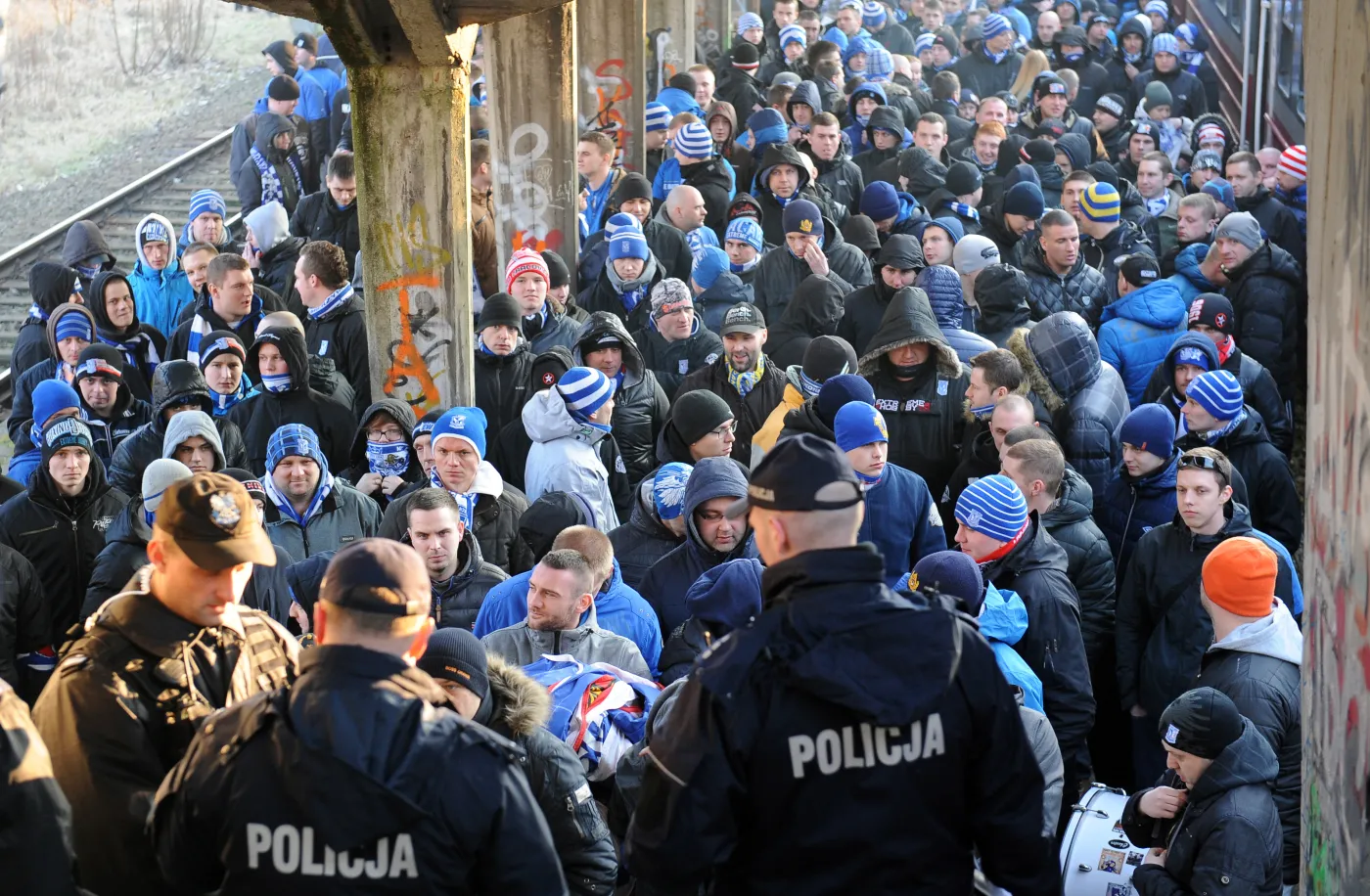7428462-kibice-lecha-poznan-na-dworcu.jpg