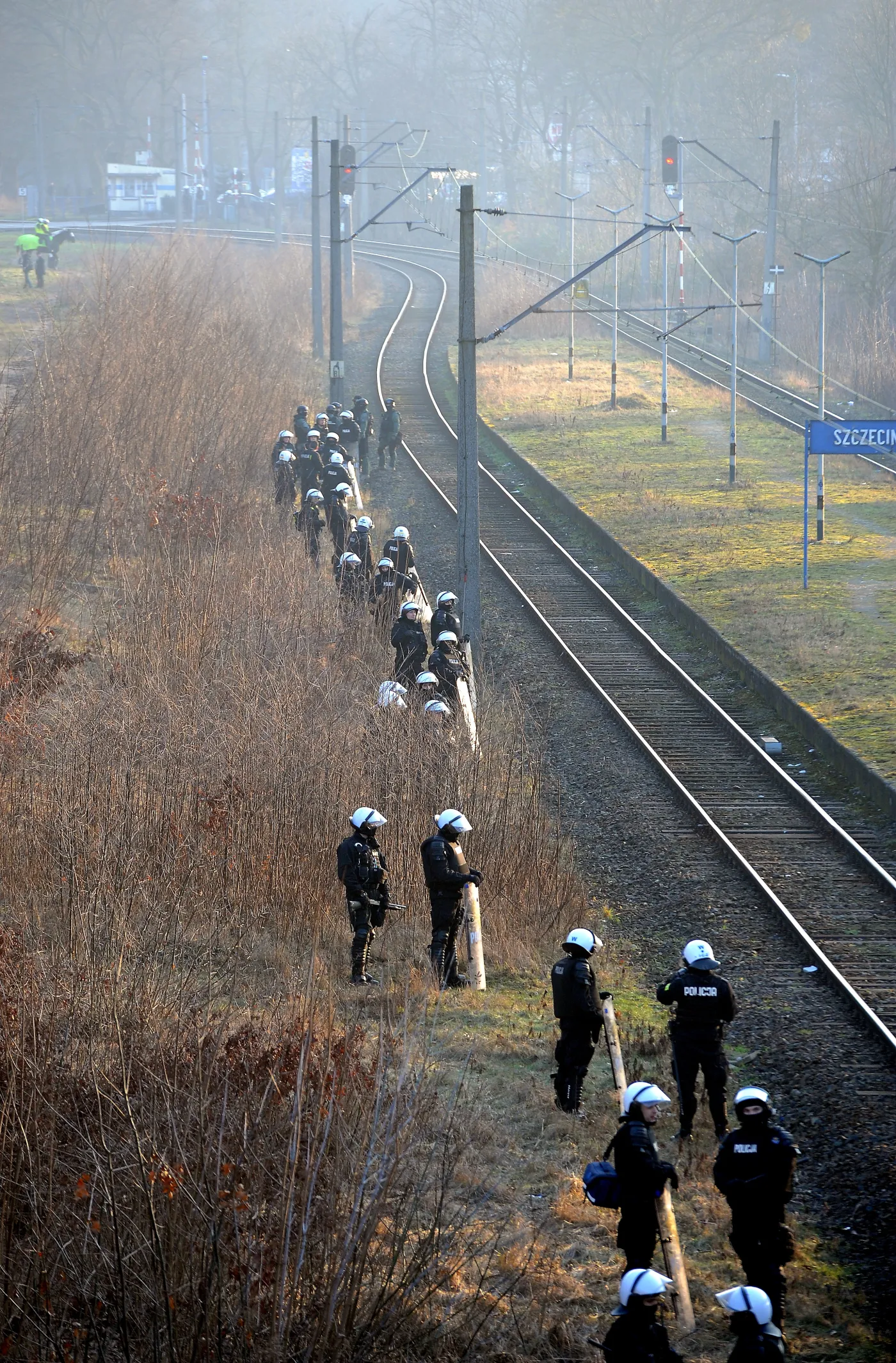 7428346-policjanci-czekaja-na-kibicow.jpg