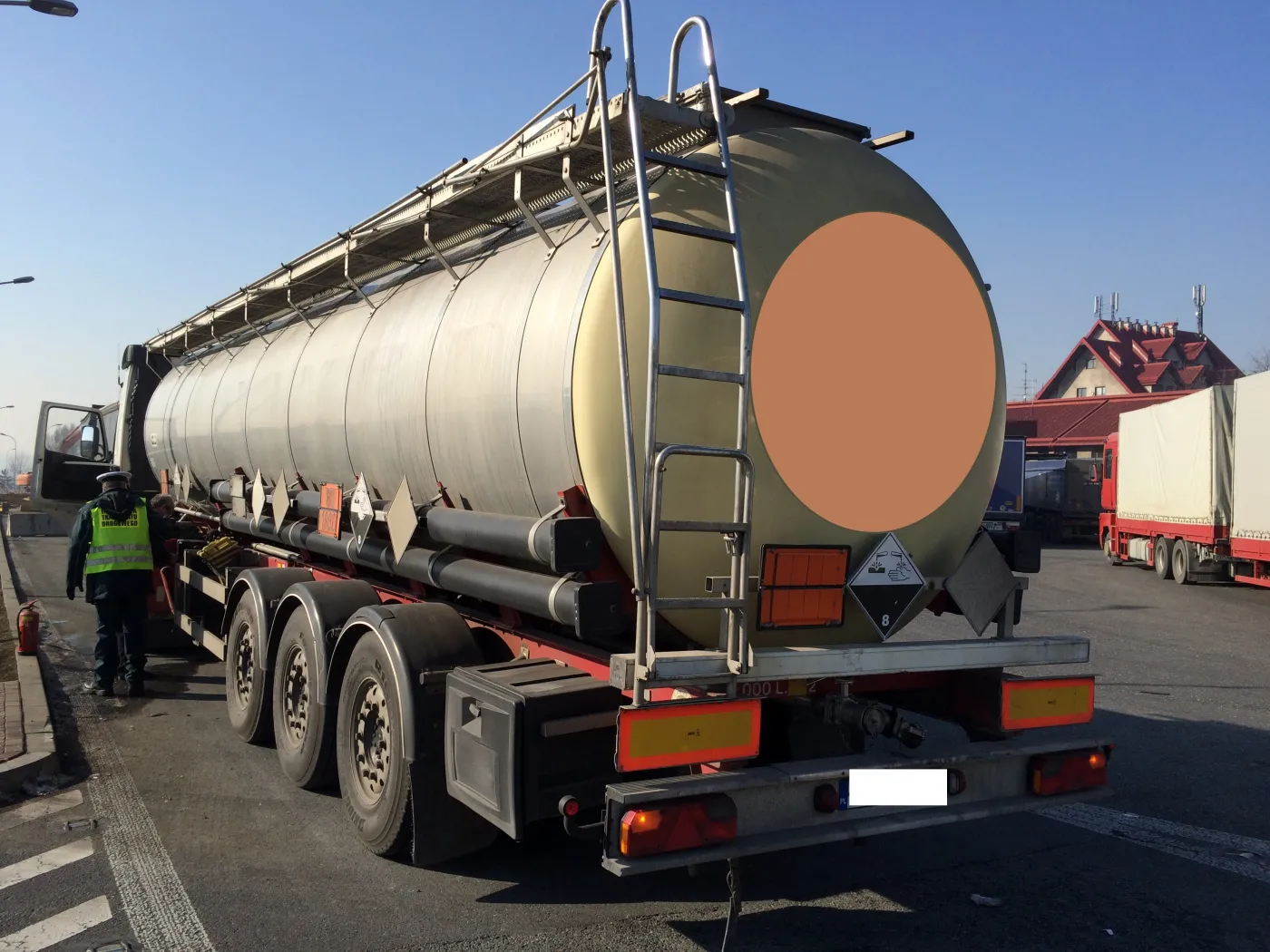 7443056-transport-kwasu-siarkowego.jpg