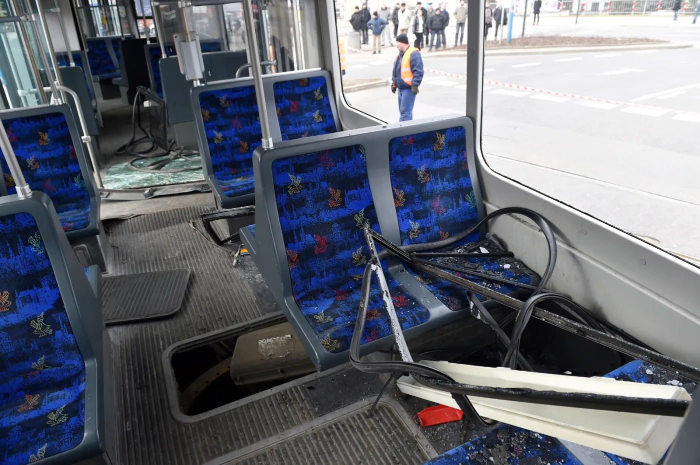 7446749-wnetrze-uszkodzonego-tramwaju.jpg