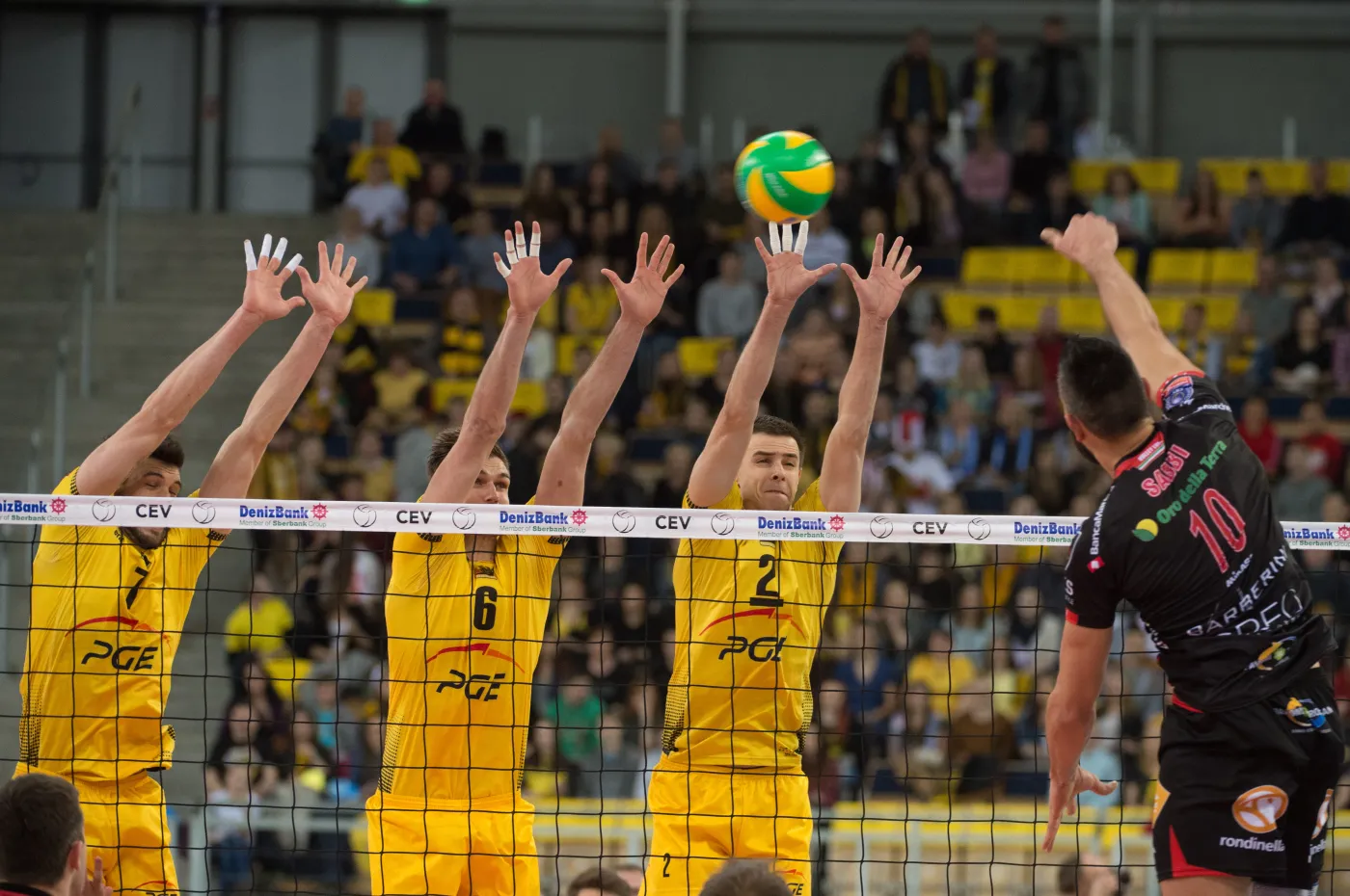 Facundo Conte (L), Karol Kłos (2-L), Mariusz Wlazły (3-L) z PGE Skry Bełchatów blokują po ataku Giulio Sabbi (P) z Cucine Lube Treia podczas rewanżowego meczu 1.fazy play off Ligi Mistrzów siatkarzy