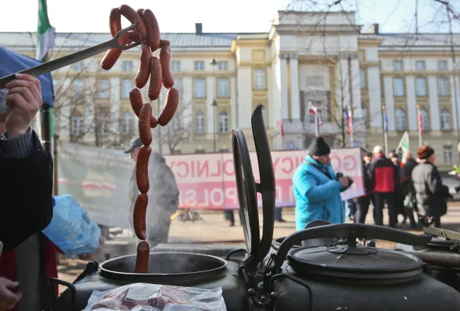 7462058-protest-rolnikow-przed-kprm.jpg