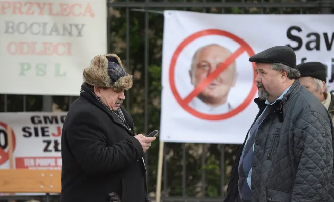 7462110-protest-rolnikow-przed-kprm.jpg
