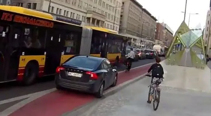 Kierowca jeżdżący po ścieżce rowerowej w Warszawie