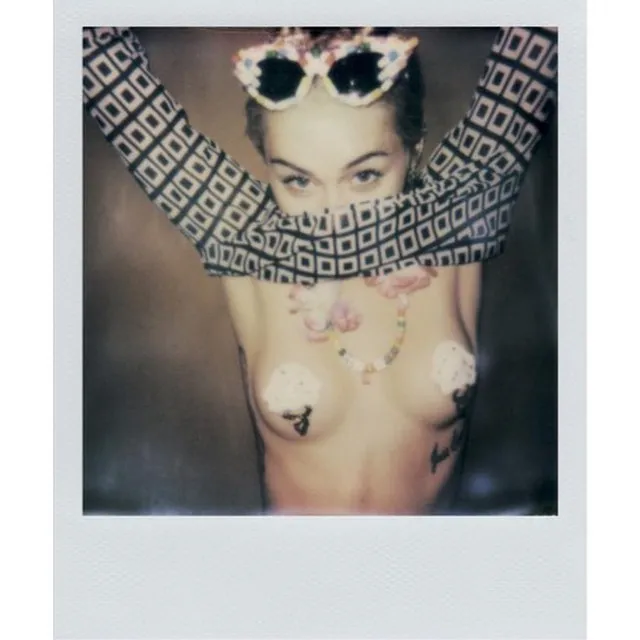 7307065-miley-cyrus-naga-na-zdjeciach.jpg