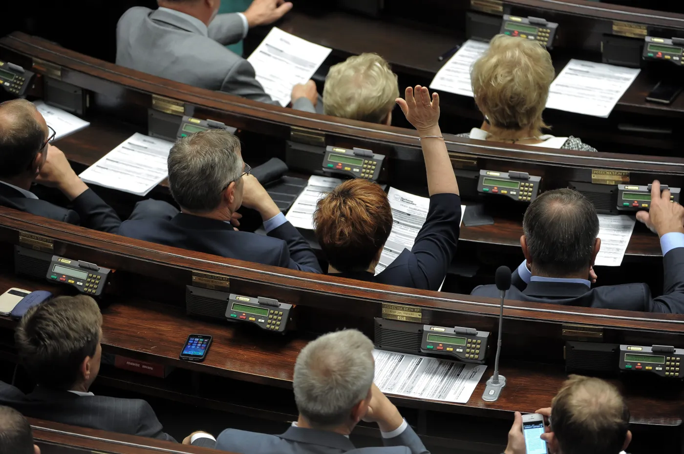 Posłowie w ławach sejmowych
