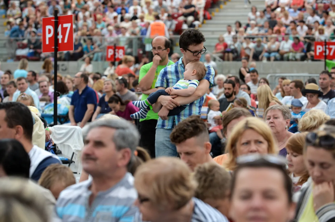 7988232-wierni-na-stadionie-narodowym.jpg