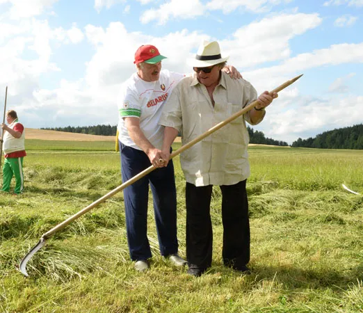 Kosynierzy - tak Łukaszenka uczył Gerarda Depardieu kosić trawę. ZDJĘCIA