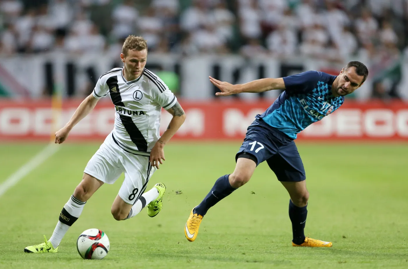 Piłkarz Legii Warszawa Ondrej Duda (L) i Cucu Nicolae Stelian (P) z FC Botosani 