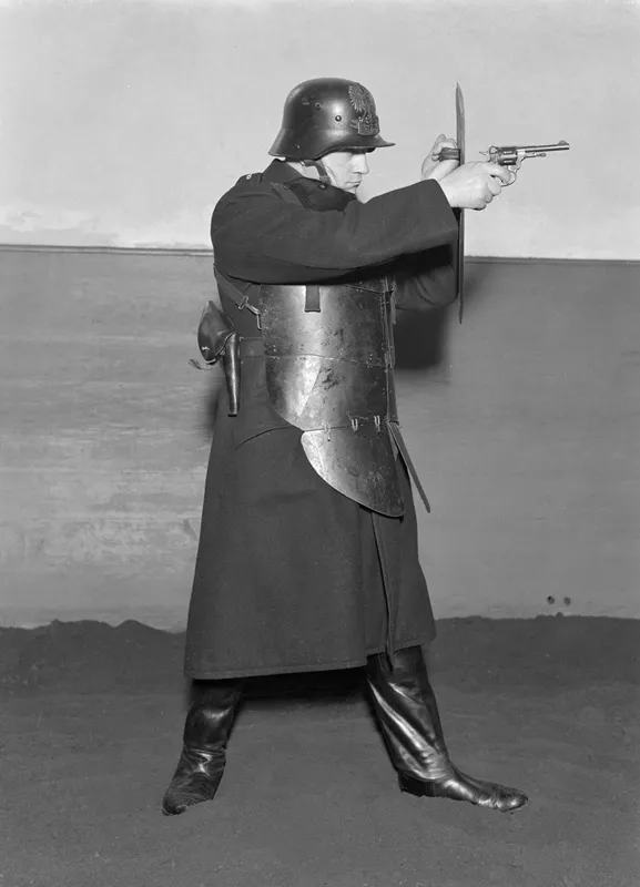 5840090-policjant-w-pelnym-rynsztunku.jpg