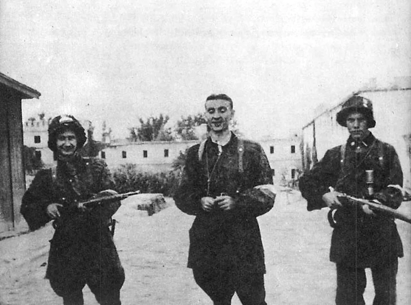 Żołnierze kompanni "Giewont" batalionu AK "Zośka" 5 sierpnia 1944 r. po zdobyciu Gęsiówki. W środku stoi Stanisław Kozicki "Howerla", po prawej podchorąży Michał Światopełk-Mirski "Orlicz"