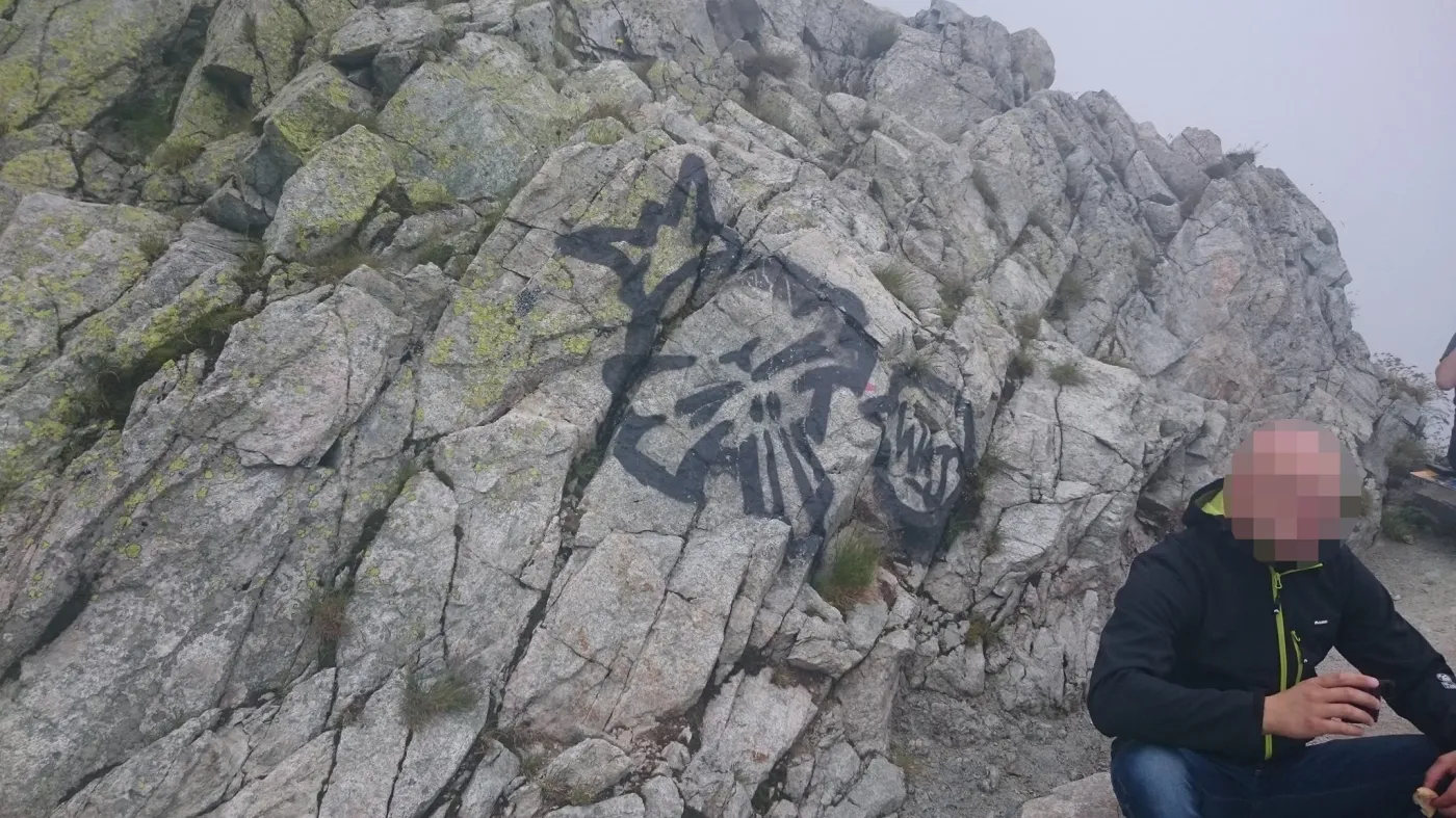 Napisy na skałach w drodze na Zawrat / fot: profil "Tatry nie dla idiotów"