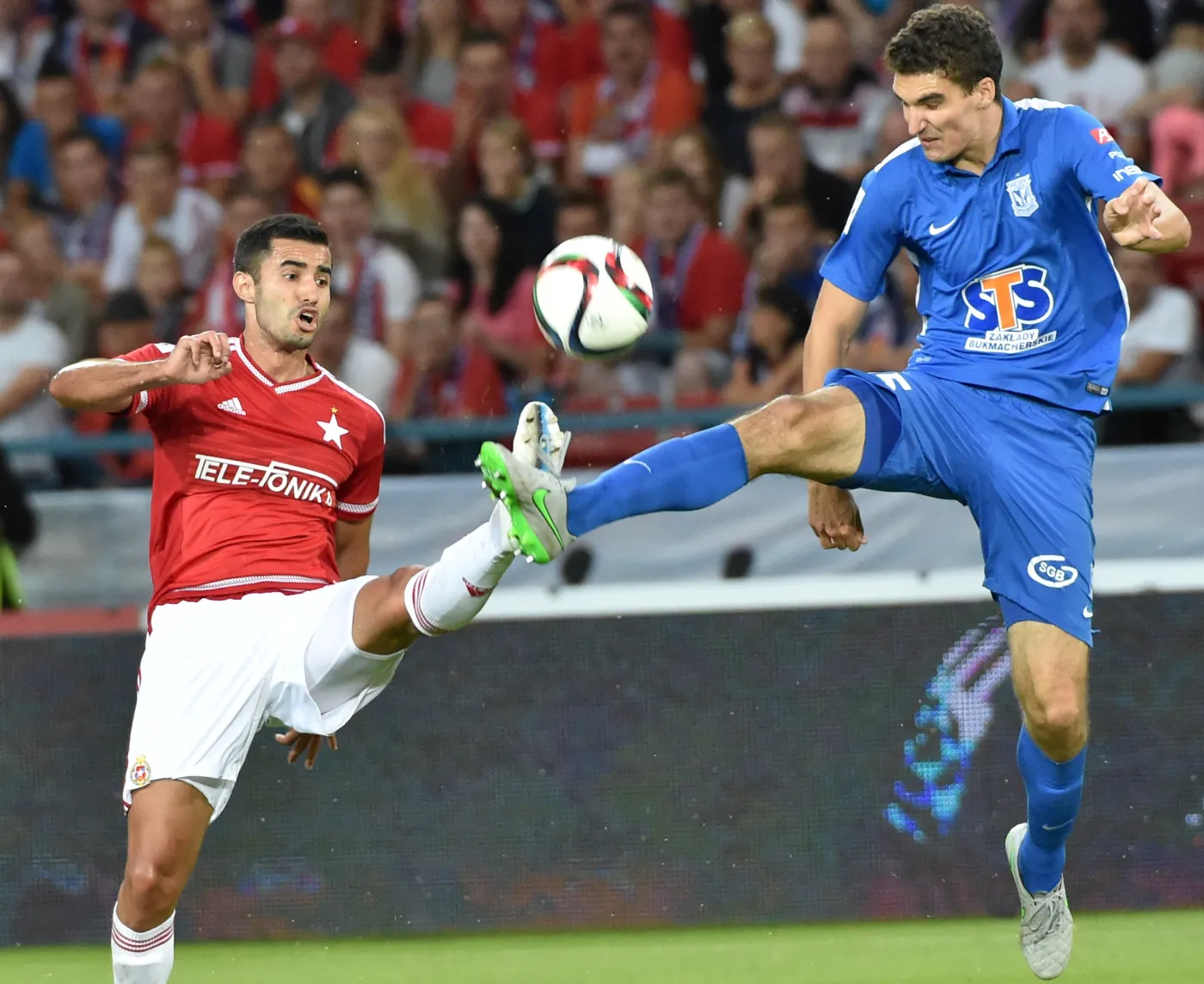 Zawodnik Wisły Kraków Rafael Crivellaro (L) walczy o piłkę z Marcinem Kamińskim (P) z Lecha Poznań podczas meczu polskiej Ekstraklasy