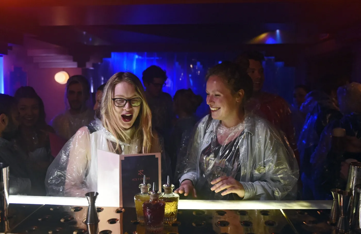 8054155-bar-z-alkoholem-w-powietrzu.jpg