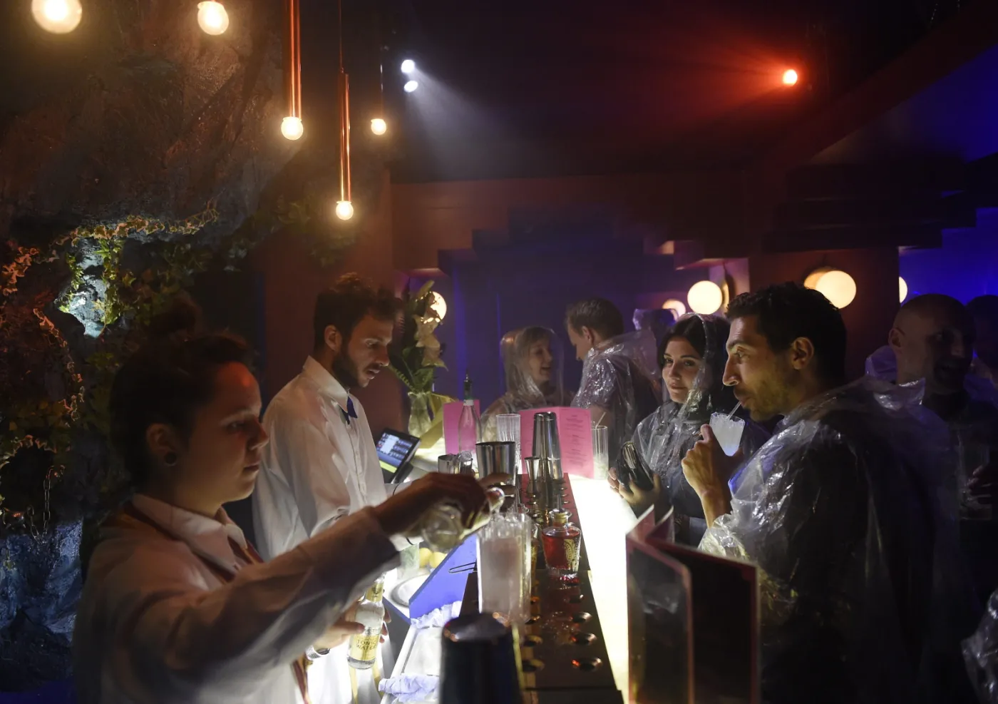 8054217-bar-z-alkoholem-w-powietrzu.jpg