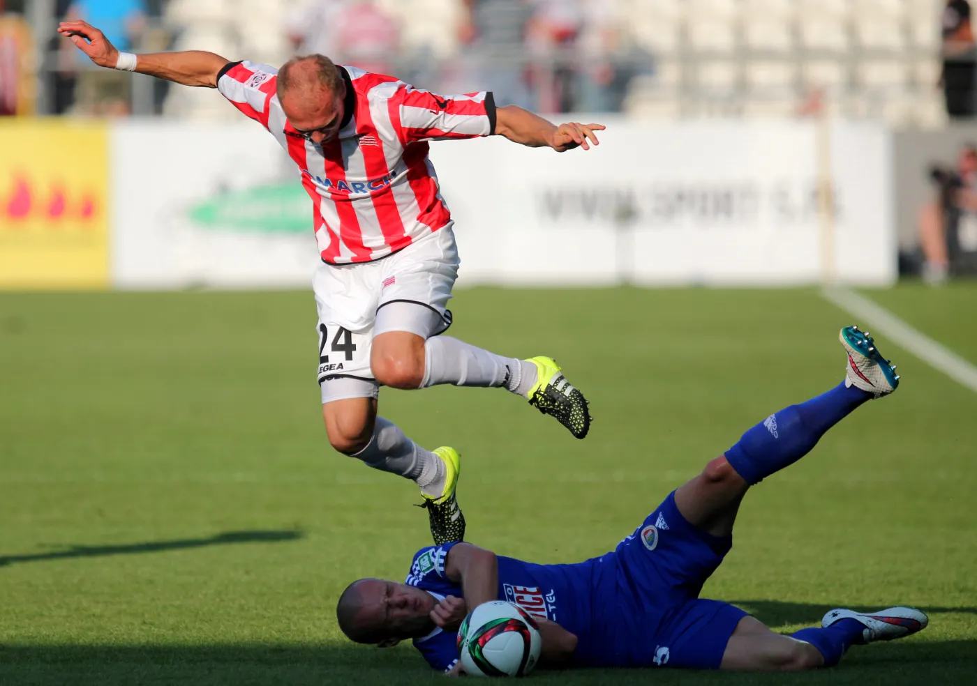 Piotr Polczak (L) z miejscowej Cracovii i Martin Nespor (P) z Piasta Gliwice w meczu T-Mobile Ekstraklasy, rozegranym w Krakowie