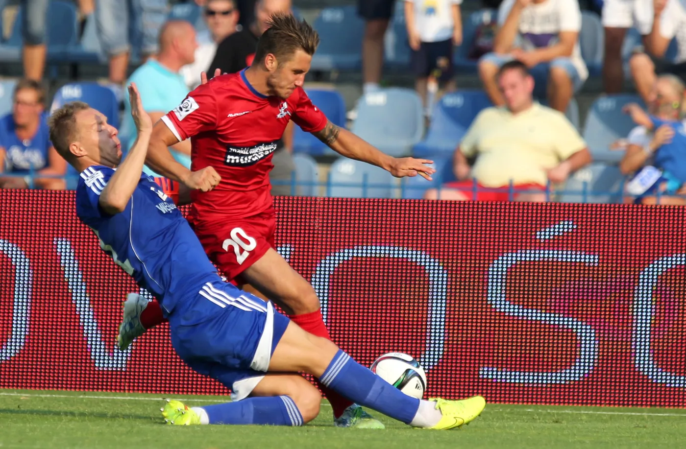 Zawodnik Ruchu Chorzów Rafał Grodzicki (L) walczy o piłkę z Mateuszem Szczepaniakiem (P) z Podbeskidzia Bielsko-Biała podczas meczu polskiej Ekstraklasy