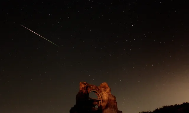 Perseidy na nocnym niebie. Zobacz ZDJĘCIA z deszczu meteorów