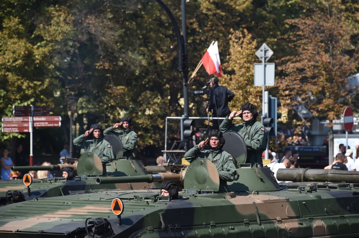 8095763-defilada-pojazdow-wojskowych.jpg