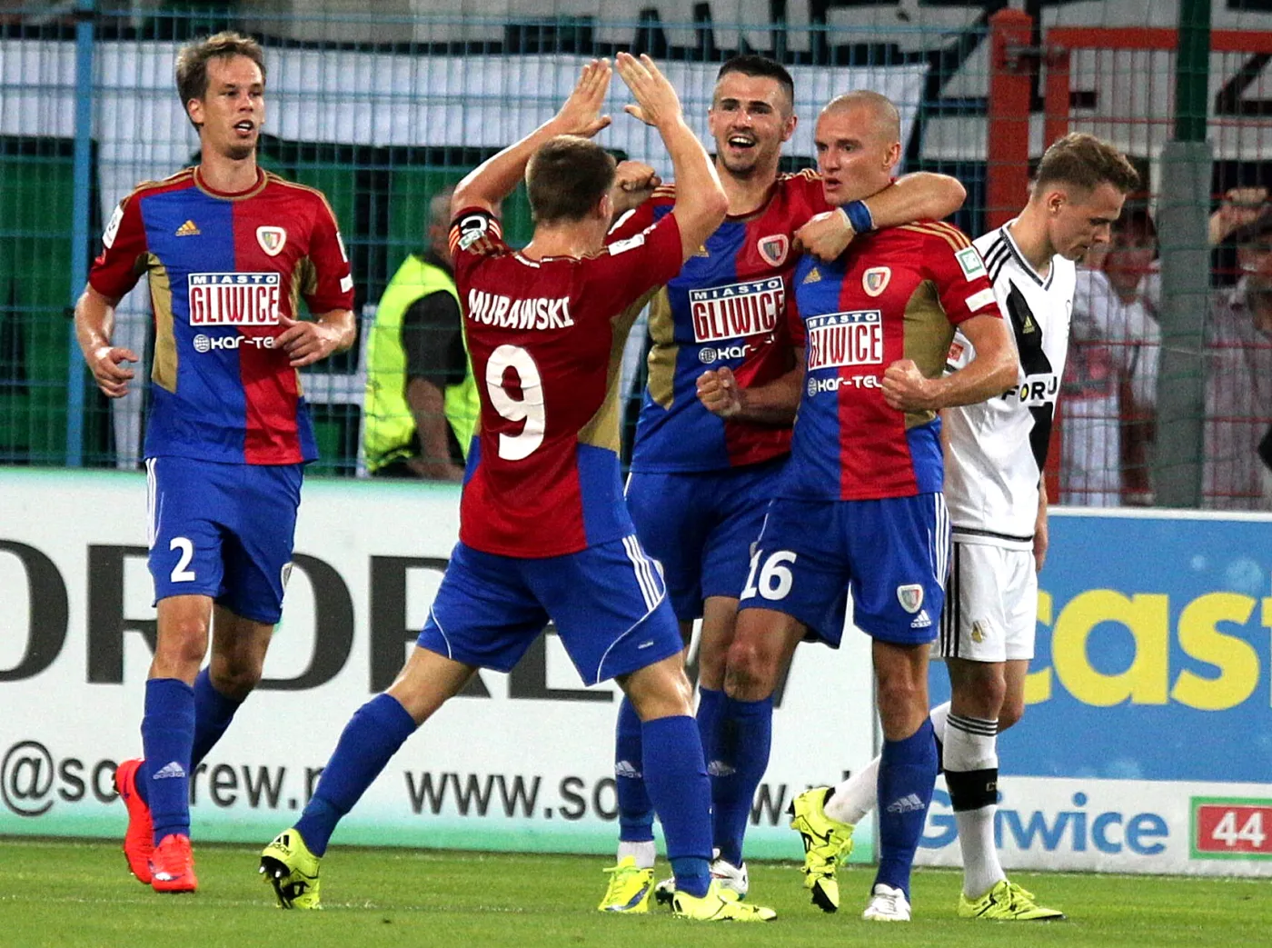 Radość zawodników miejscowego Piasta po strzeleniu gola przez Martina Nespora (#16) Legii Warszawa w meczu T-Mobile Ekstraklasy w Gliwicach