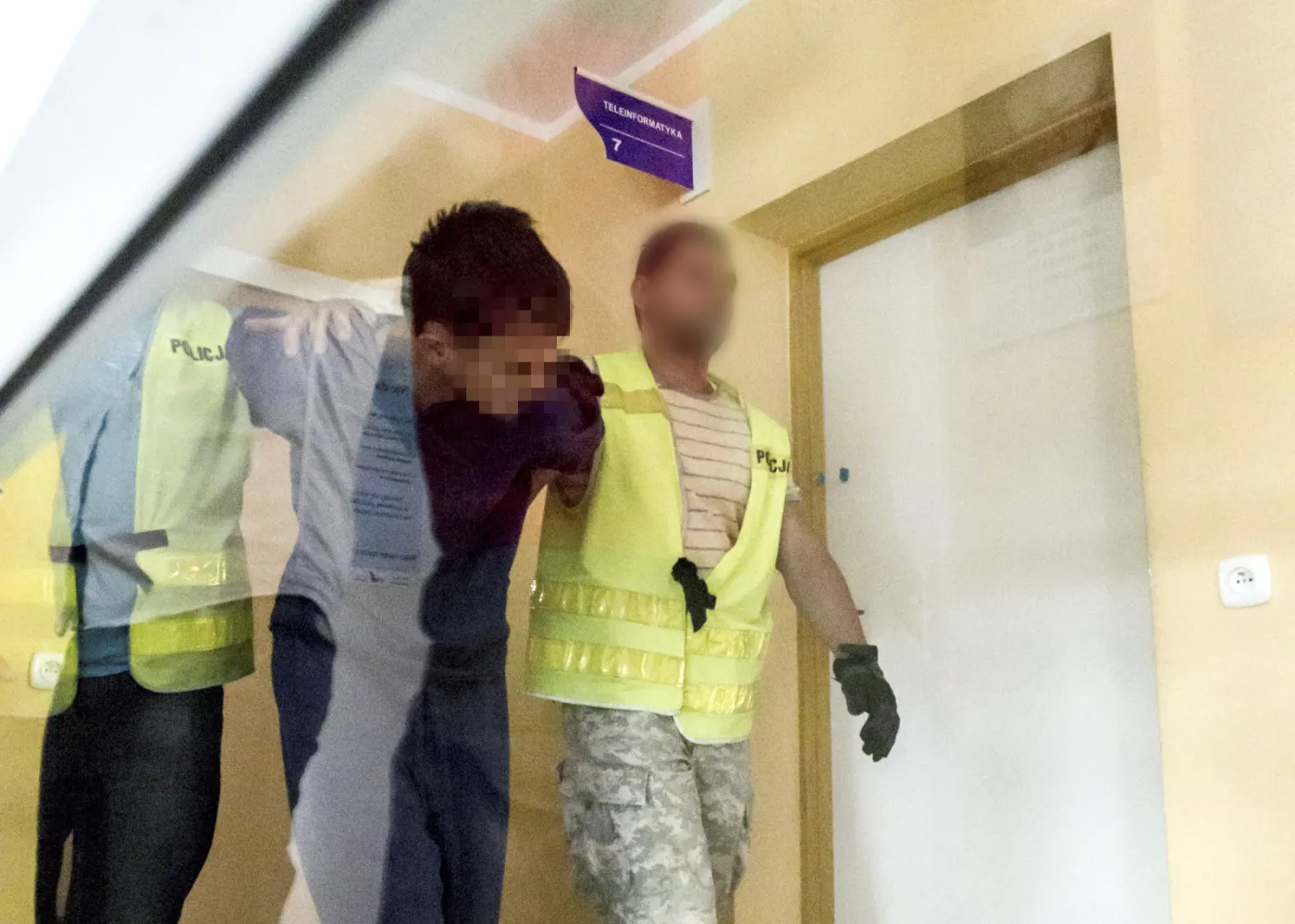 Doprowadzenie zabójcy dziecka, Samuela N. na przesłuchanie w komisariacie policji w Kamiennej Górze