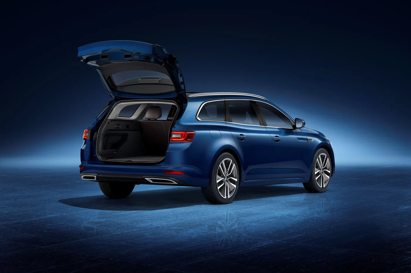 Nowe kombi połknie hit Skody? Oto renault talisman z plecakiem. ZDJĘCIA