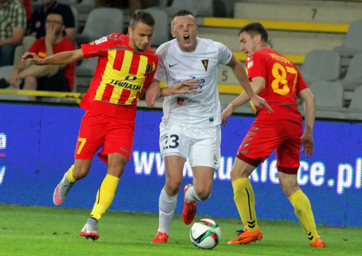 Marcin Cebula (L) i Aleksandrs Fertovs (P) z Korony Kielce oraz Mateusz Matras (C) z Pogoni Szczecin