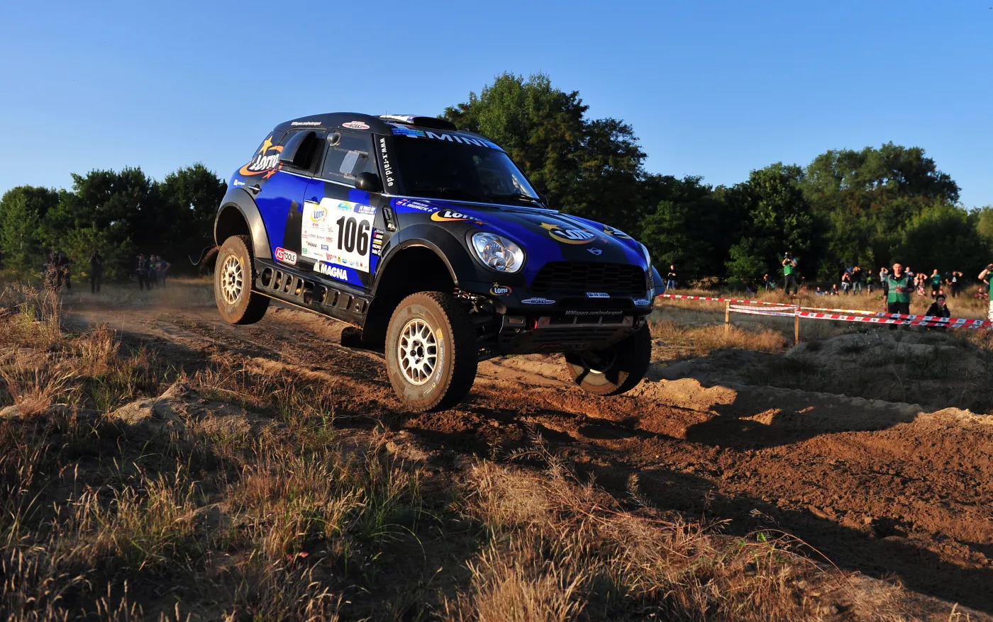 Krzysztof Hołowczyc i Łukasz Kurzeja w samochodzie Mini ALL4 Racing na trasie pierwszego dnia rajdu terenowego LOTTO Baja Poland