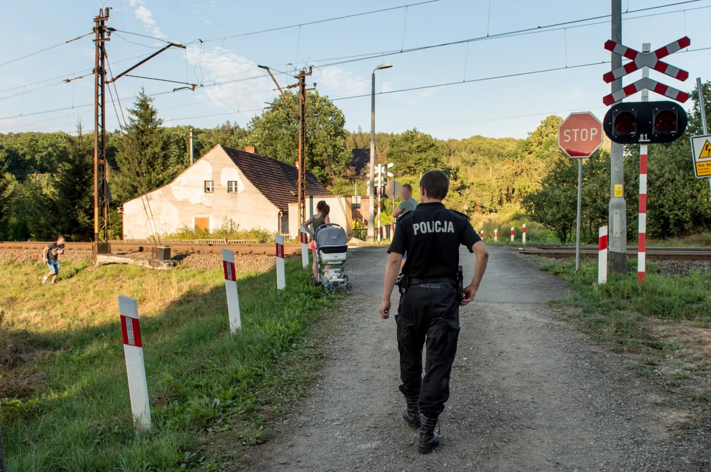 8153130-policjant-patrolujacy-okolice.jpg