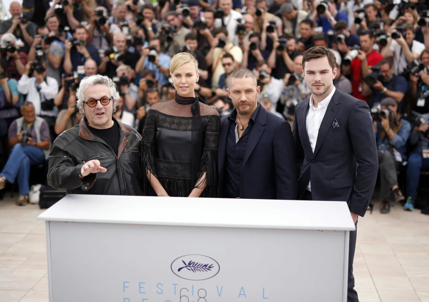 7768330-tworcy-filmu-mad-max-w-czasie.jpg