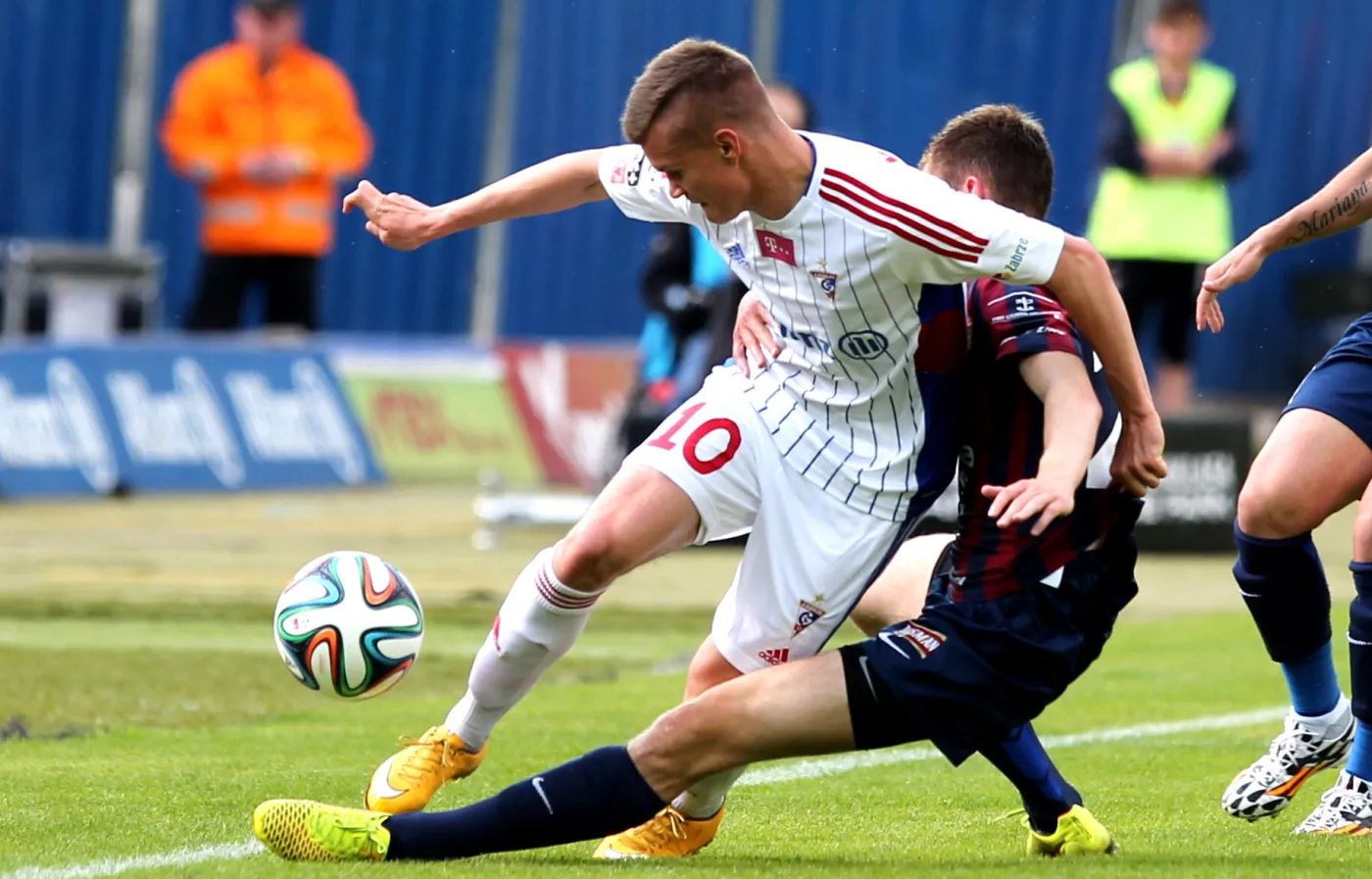 Konrad Nowak (L) z miejscowego Górnika i Sebastian Murawski (P) z Pogoni Szczecin w meczu grupy mistrzowskiej T-Mobile Ekstraklasy w Zabrzu