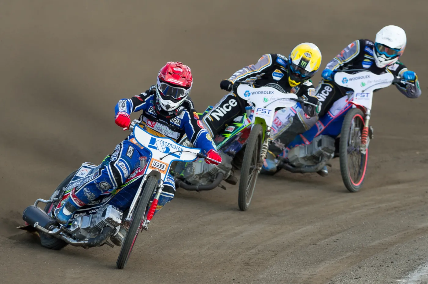 Kacper Gomólski (kask biały) i Chris Holder (żółty) z KS Toruń oraz Przemysław Pawlicki (czerwony) z Fogo Unii Leszno podczas jednego z biegów meczu żużlowej PGE ekstraligi