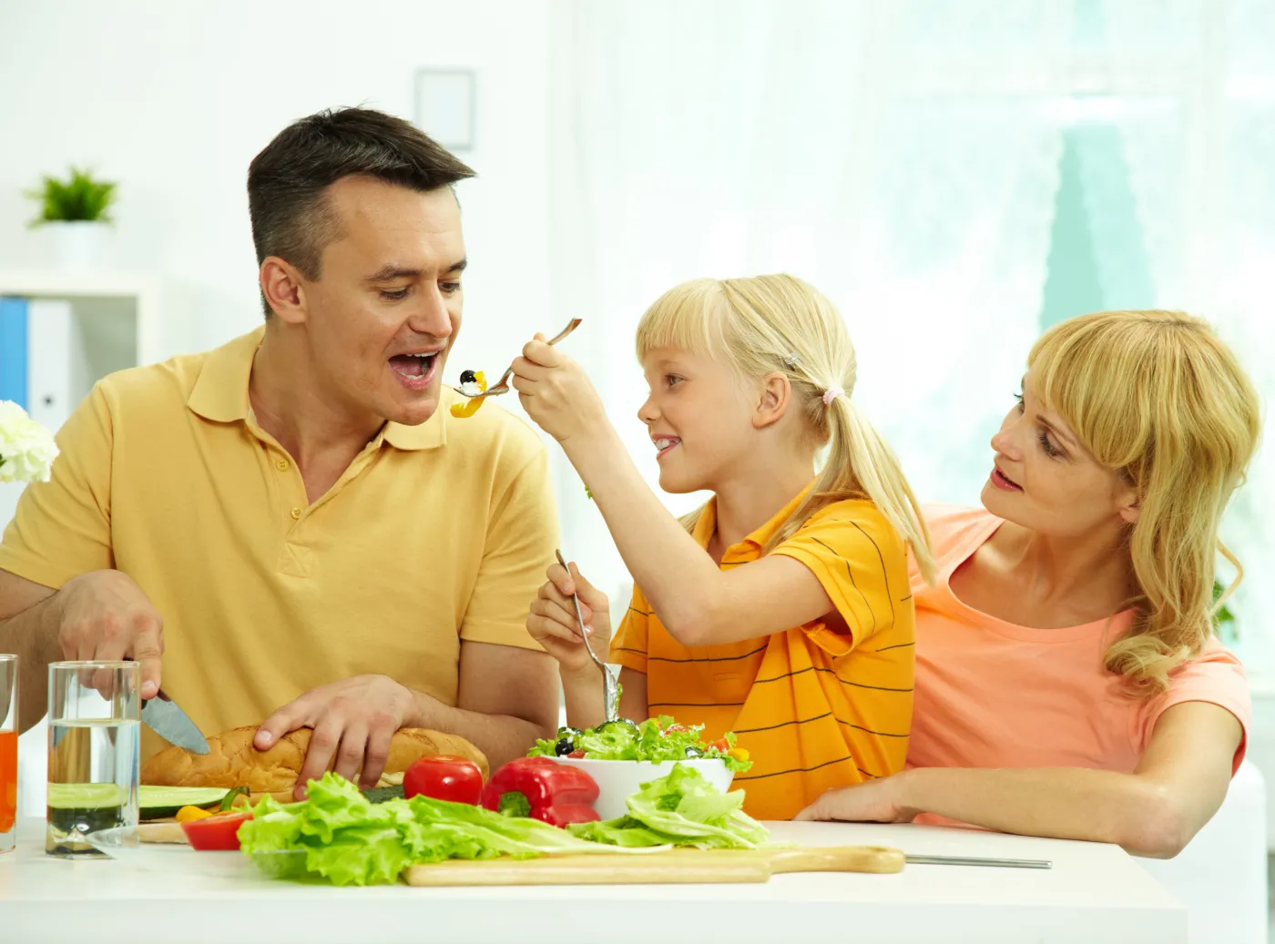2508074-dieta-posilek-rodzina-tata.jpg