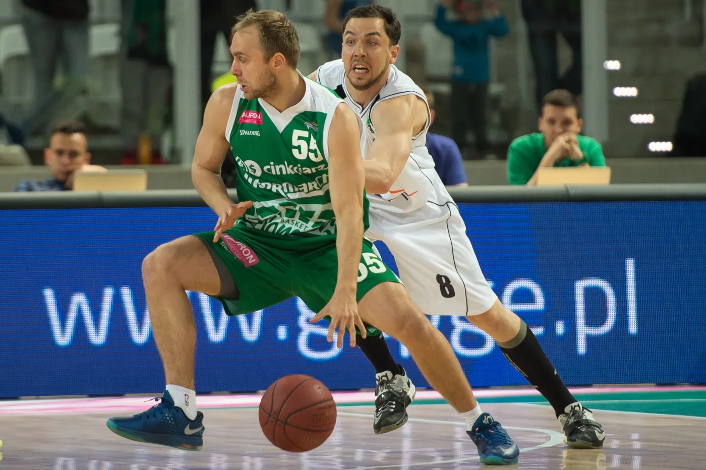 Łukasz Koszarek (L) ze Stelmetu Zielona Góra i Michał Chyliński (P) z miejscowego PGE Turowa w pierwszym finałowym meczu play off obu drużyn w ekstraklasie koszykarzy w Zgorzelcu