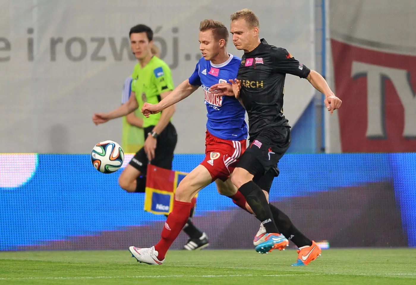 Paweł Mowlik (L) z miejscowego Piasta i Paweł Jaroszyński (P) z Cracovii w meczu grupy spadkowej T-Mobile Ekstraklasy w Gliwicac