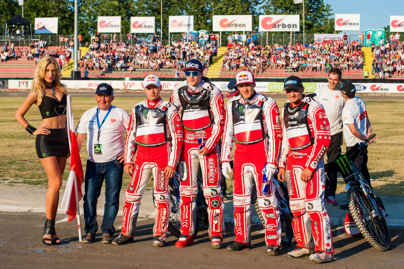 Reprezentacja Polski - od lewej: trener Marek Cieślak oraz zawodnicy Jarosław Hampel, Przemysław Pawlicki, Maciej Janowski oraz Bartosz Zmarzlik podczas prezentacji przed 1. półfinałem żużlowego Drużynowego Pucharu Świata w Gnieźnie