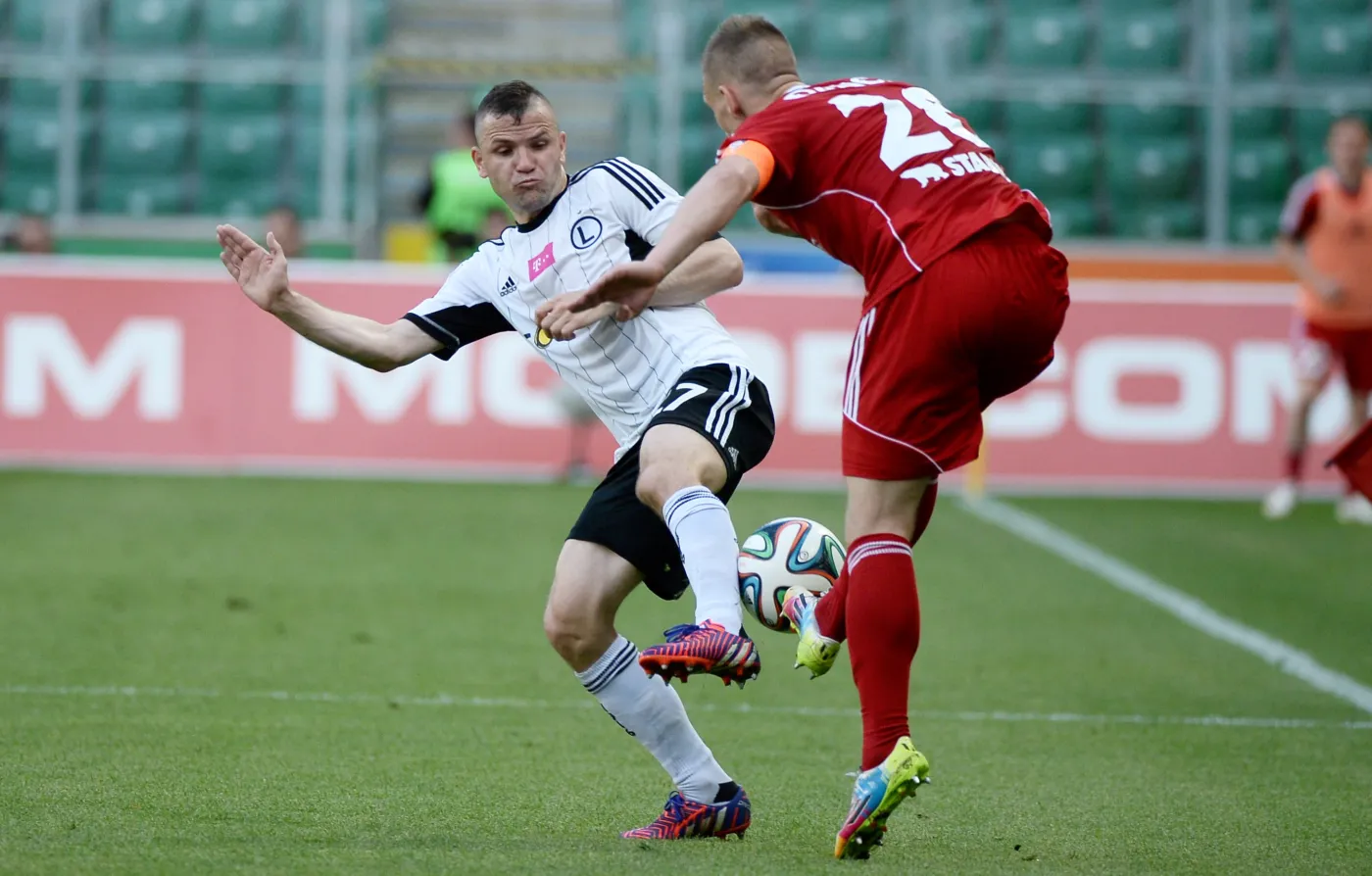 Tomasz Brzyski (L) stołecznej Legii oraz Adam Danch (P) z Górnika Zabrze podczas meczu grupy mistrzowskiej ostatniej kolejki T-Mobile Ekstraklasy w Warszawie