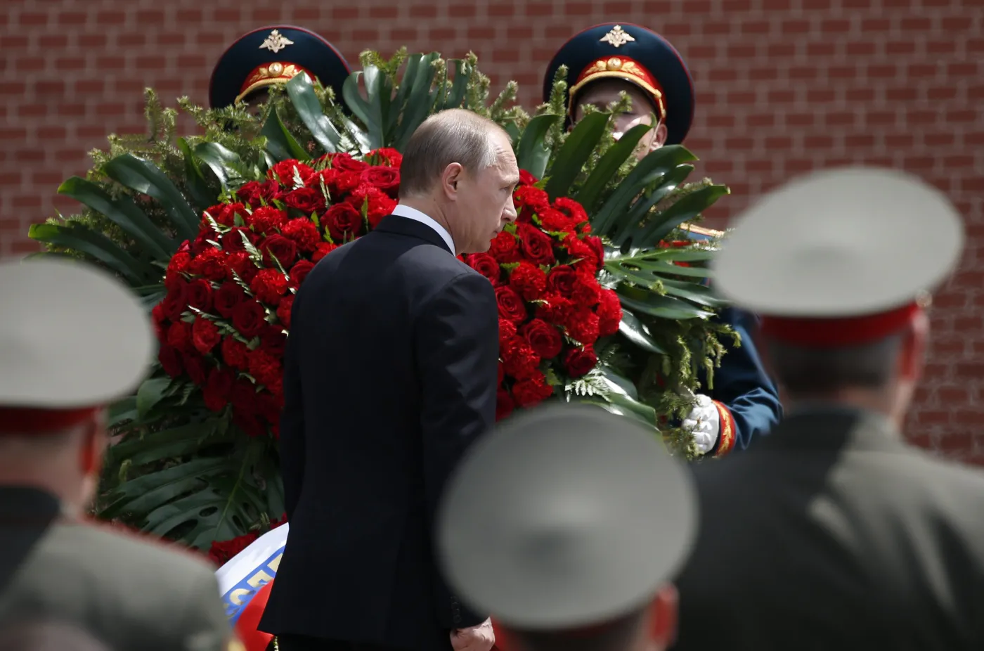 Władimir Putin składa wieniec na Grobie Nieznanego Żołnierza w Moskwie