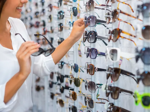 Co musi być napisane na okularach przeciwsłonecznych, żeby warto było je kupić?